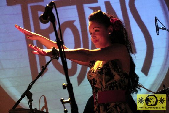 Zoe Devlin (UK) - The Trojans 2. Freedom Sounds Festival, Gebaeude 9, Koeln 02. Mai 2014 (29).JPG